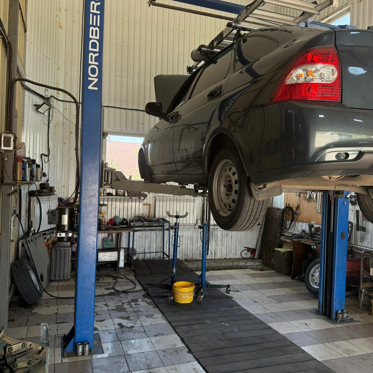 Рабочий бокс «Автомира»: автомобиль на двухстоечном подъёмнике